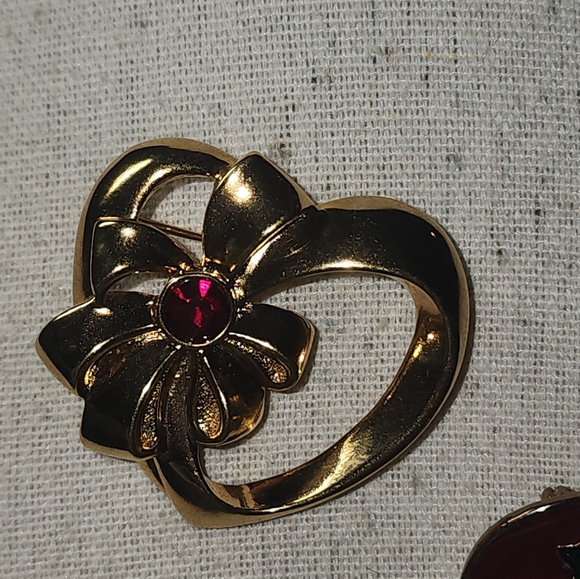 Avon 1990s Gold w Red Gemstone Heart and Bow and Enamel Red Hat Brooch Set - Picture 3 of 7